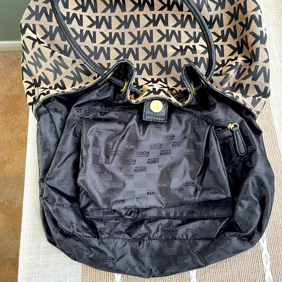 Michael Kors Black & Beige Signature Logo Medium East West Ring Tote Bag - Picture 8 of 10